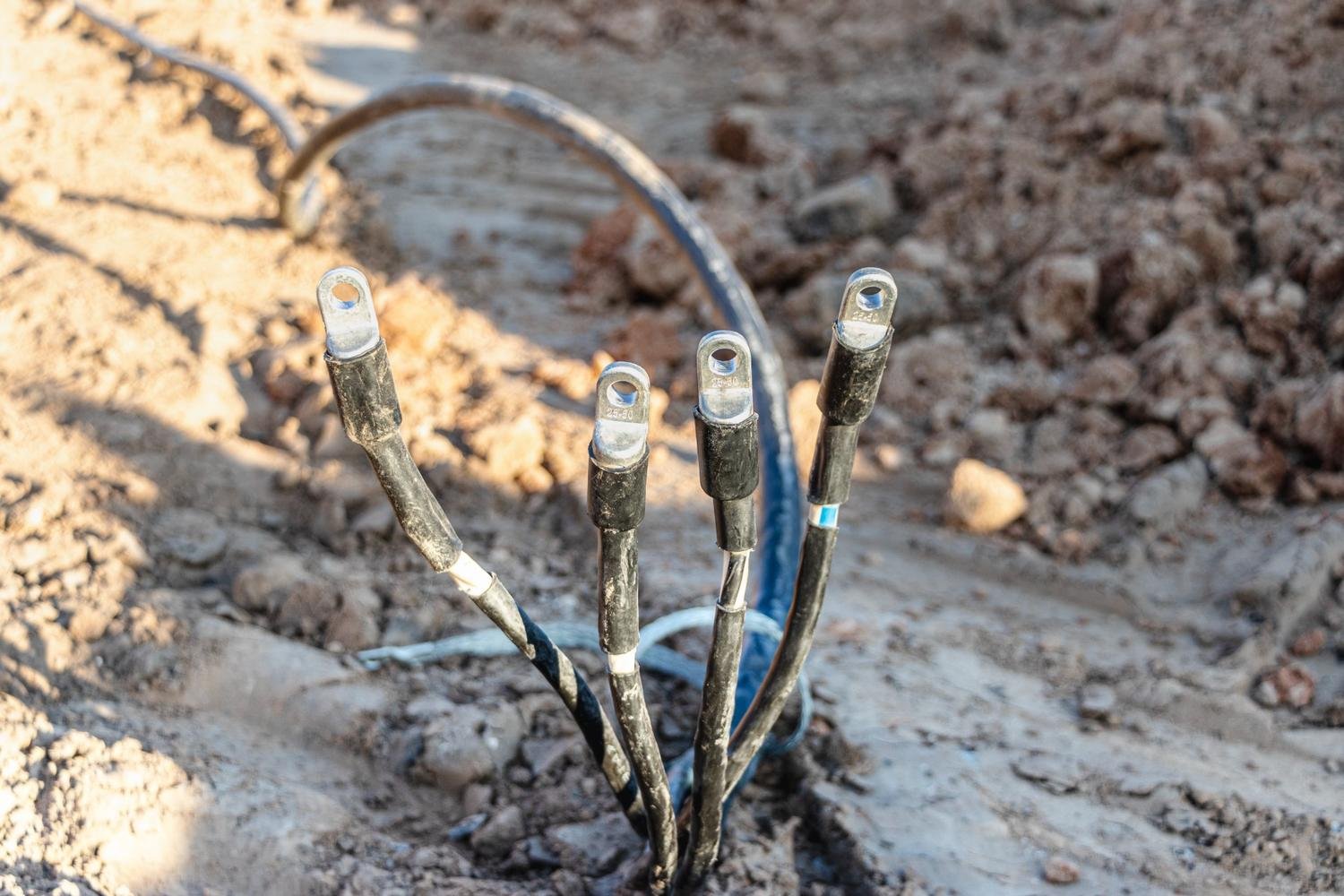 ends-electrical-cable-trench-electrical-cable-installation-cable-ends (1)